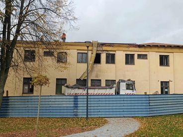 Zabytkowy budynek w Stróży odzyskuje swoją świetność